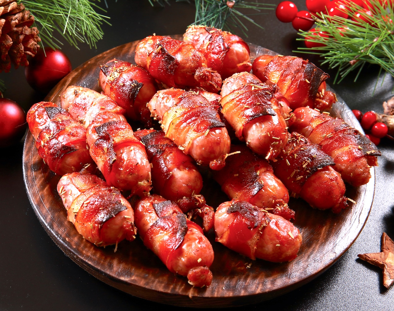 Cocktail sausages wrapped in bacon on a plate